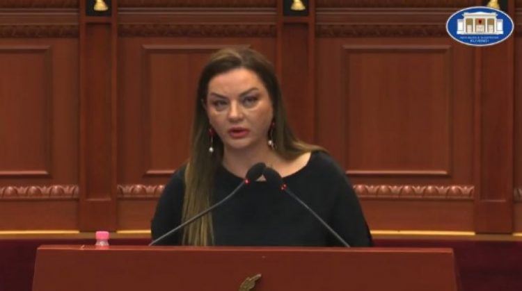 ‘Strofull familjare’, Vokshi-Felajt: Duhej të kishit dhënë dorëheqjen