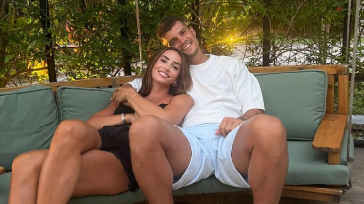 Granit Xhaka shfaqet i lumtur në krah të bashkëshortes në Turqi