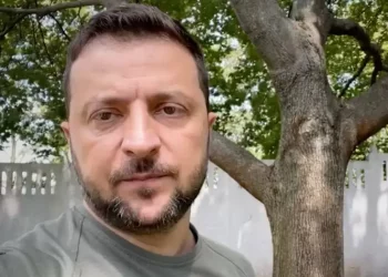 Zelensky takon ushtarë të plagosur në spitale dhe falënderon Marinën ukrainase