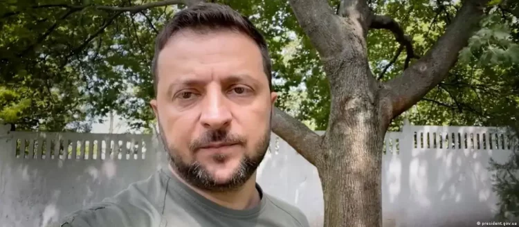 Zelensky takon ushtarë të plagosur në spitale dhe falënderon Marinën ukrainase