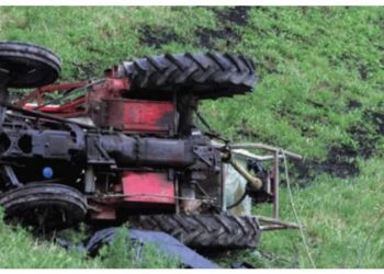 Vdes 74-vjeçari në Belsh, e zë poshtë zetori kur punonte tokën