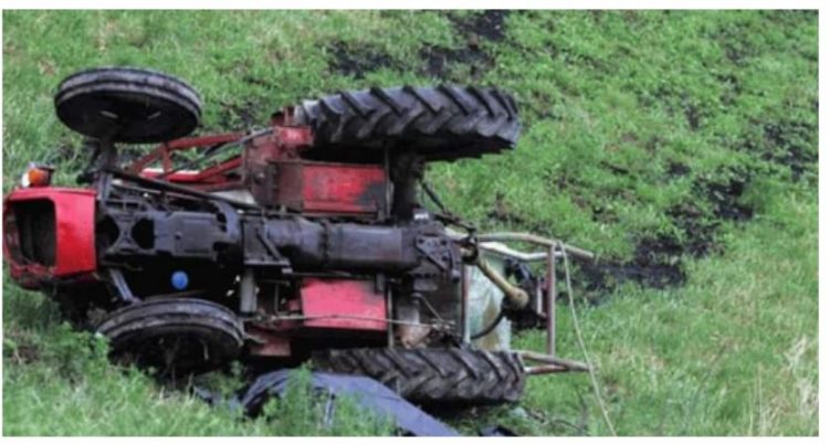 Vdes 74-vjeçari në Belsh, e zë poshtë zetori kur punonte tokën