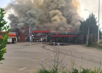 Përfshihet nga flakët një qendër tregtare në Kosovë