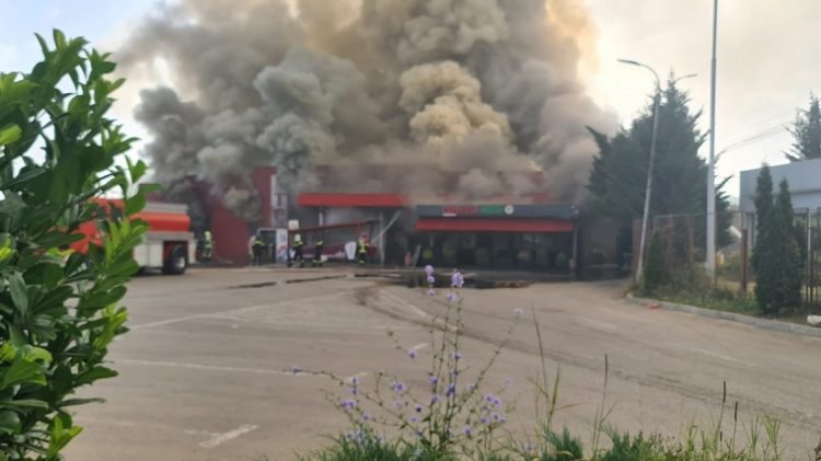 Përfshihet nga flakët një qendër tregtare në Kosovë