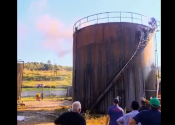 Përfshihet nga flakët pusi i naftës