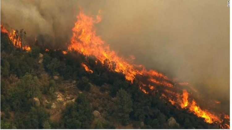 Zjarr në kodrat e Kallmit në Durrës