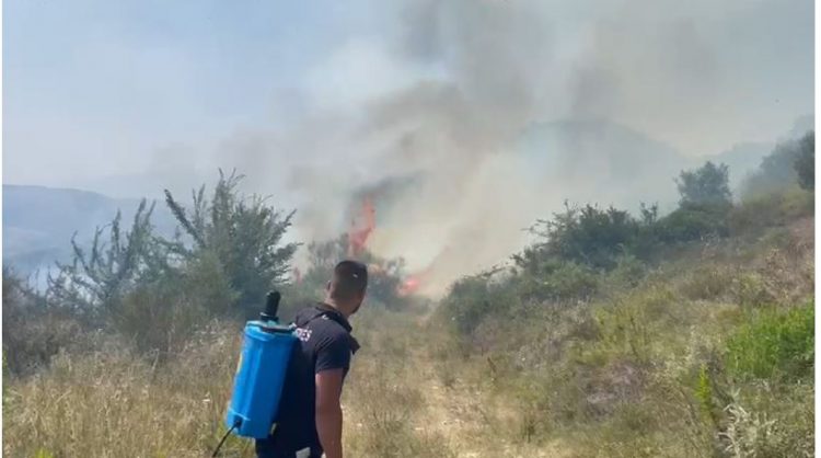 Tjetër zjarr në fshatin Hekal, përdoren pompa dore për ta shuar