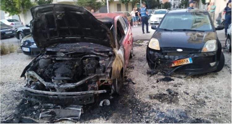 Digjen 3 makina në një parking të Vlorës, dyshohet për zjarrvënie