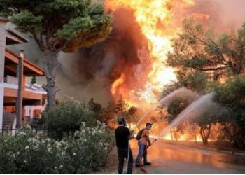 Vazhdon përhapja e zjarreve në Greqi, BE dërgon ekipe ndihme