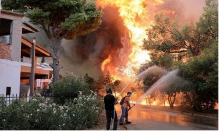 Vazhdon përhapja e zjarreve në Greqi, BE dërgon ekipe ndihme