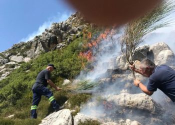 Berisha: Luftë me zjarrin si në mesjetë, zjarrfikëset në tako (VIDEO)