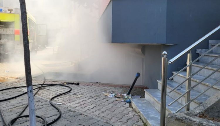 Përfshihet nga flakët supermarketi, 4 zjarrfikëse në vendngjarje