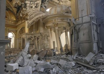 Ukrainë/ Shembet Katedralja, bombat ruse mbi autobusin e punëtorëve