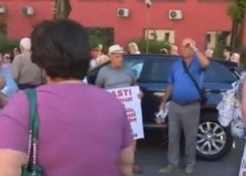 Njohja e pensioneve mes Shqipërisë e Italisë, protestë para ambasadës