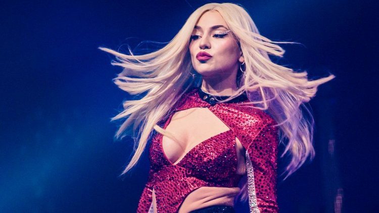 Guxon Ava Max, këngëtarja duket provokuese me bikini të kuq (FOTO)