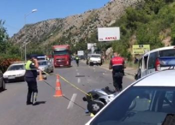 Makina përplas motorin në aksin Librazhd-Elbasan, lëndohen 2 persona