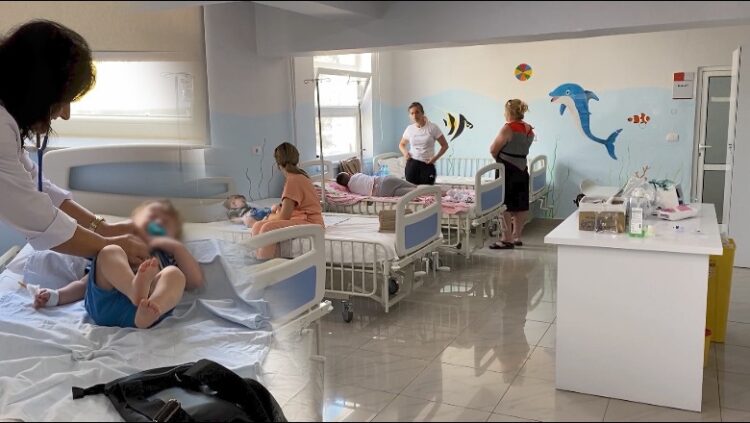 Fluks në pediatrinë e Fierit, fëmijët preken masivisht nga virozat