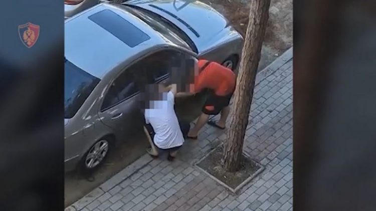 Tentuan të vidhnin një automjet, arrestohen dy persona në Kavajë