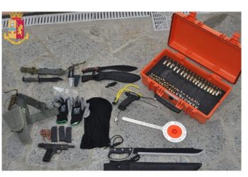 Me arsenal armësh në banesë, kapet 53-vjeçarja shqiptare