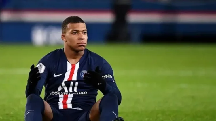 Çfarë po ndodh? PSG heq fanellat e Mbappe nga dyqanet e saj