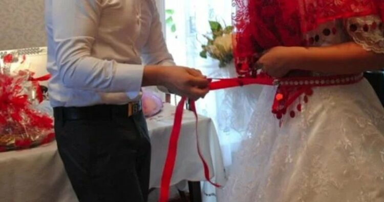 Shokuese/ Nuk ishte e virgjër, familja shqiptare dhunon 23-vjeçaren