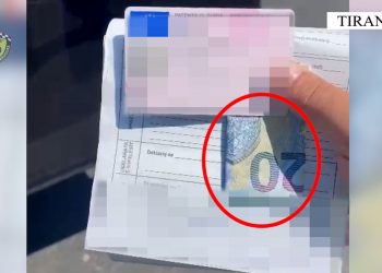 Me celular e pa rrip sigurimi, 67 shoferë u ofrojnë lekë policëve