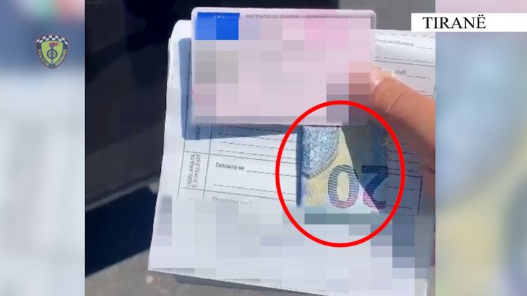 Me celular e pa rrip sigurimi, 67 shoferë u ofrojnë lekë policëve
