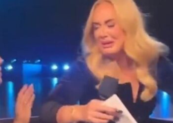 Adele shpërthen në lot gjatë koncertit