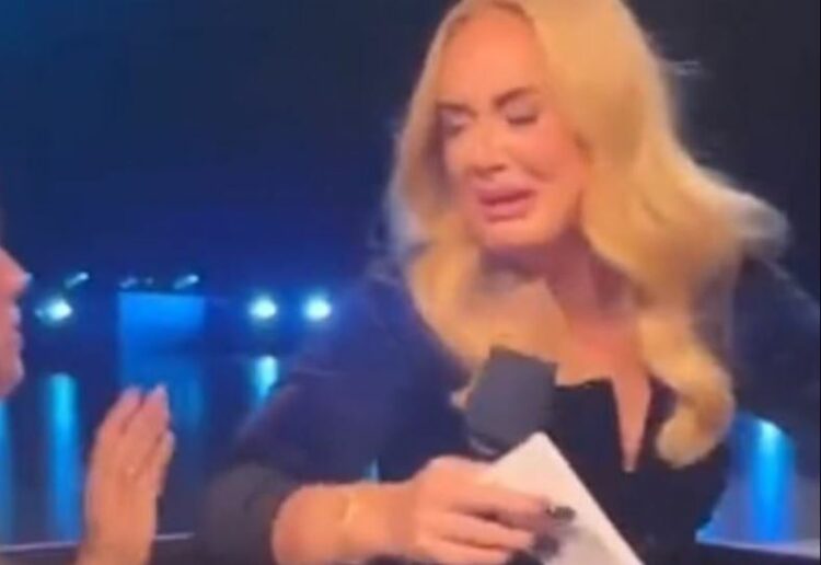Adele shpërthen në lot gjatë koncertit