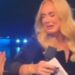 Adele shpërthen në lot gjatë koncertit
