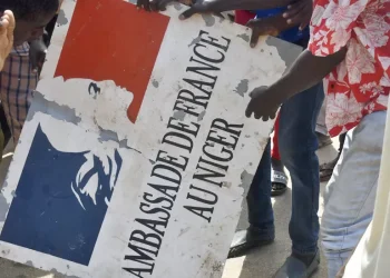 Franca evakuon qytetarët e saj pas tensioneve në shtetin afrikan