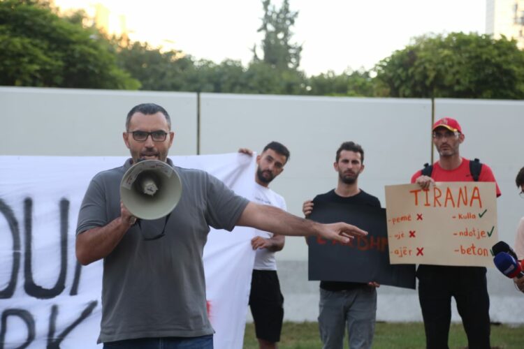 Qori ironizon ndërtimin prapa TOB: Le të ndërtojnë në mes të…