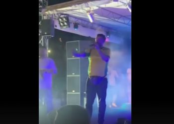 E godasin në skenë, reperi braktis koncertin: Kam ardh të këndoj pa..