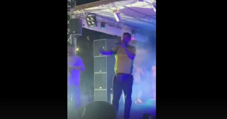 E godasin në skenë, reperi braktis koncertin: Kam ardh të këndoj pa..