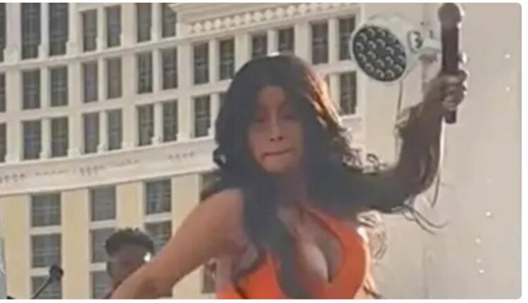 Mikrofoni me të cilin Cardi B gjuajti një fanse u shit 90 mijë euro