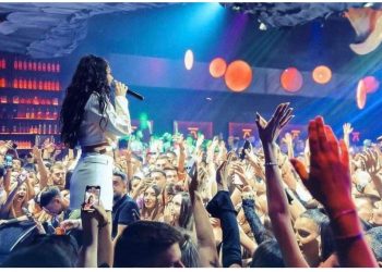 Dhurata Dora po ‘pushton’ skenën me performancat fantastike