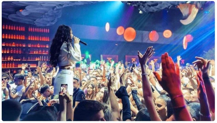 Dhurata Dora po ‘pushton’ skenën me performancat fantastike