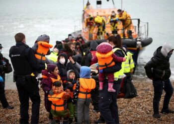 Qeveria britanike zhvendos azilkërkuesit në një zonë ushtarake