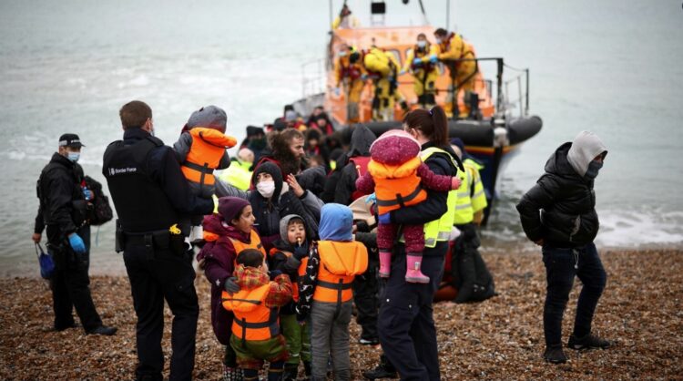 Qeveria britanike zhvendos azilkërkuesit në një zonë ushtarake