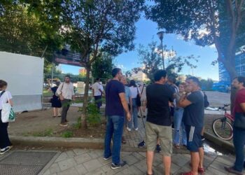 “Tirana s’ka parqe”, protestuesit ‘ndeshen’ me policinë