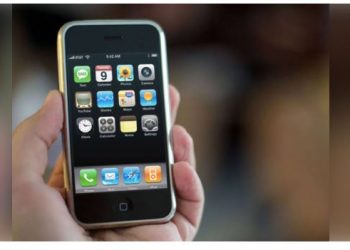 Iphone më i vjetër në botë shitet mbi 190 mijë USD