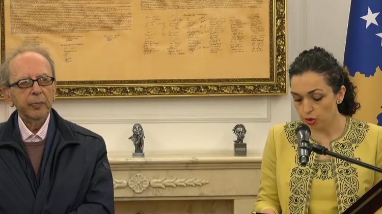 Shkrimtari Ismail Kadare merr nënshtetësinë e Kosovës