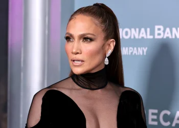 Jennifer Lopez shfaqet bukur duke kërcyer me bikini të zeza (VIDEO)