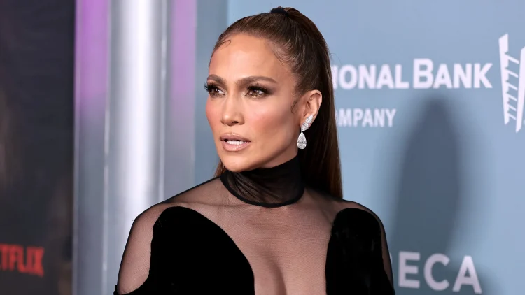 Jennifer Lopez shfaqet bukur duke kërcyer me bikini të zeza (VIDEO)