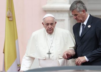 Papa i bën thirrje Evropës të veprojë si ‘paqebërëse’ në Ukrainë