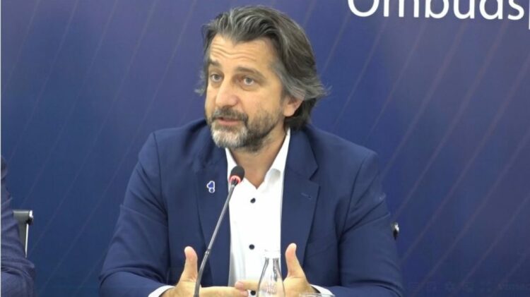 Rama alarmon: Çdo një nga dy makina qarkullon me armë