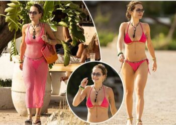 Rita Ora mahnit me linjat trupore gjatë pushimeve në Ibiza
