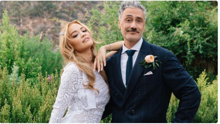 Rita Ora e Taika Uaititi festojnë përvjetorin e parë të martesës