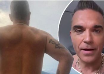 Robbie Uilliams shfaqet lakuriq për të treguar tatuazhet