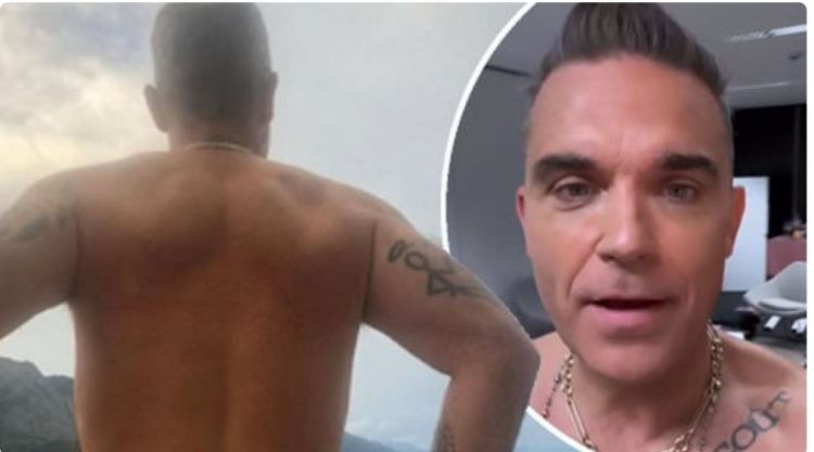 Robbie Uilliams shfaqet lakuriq për të treguar tatuazhet